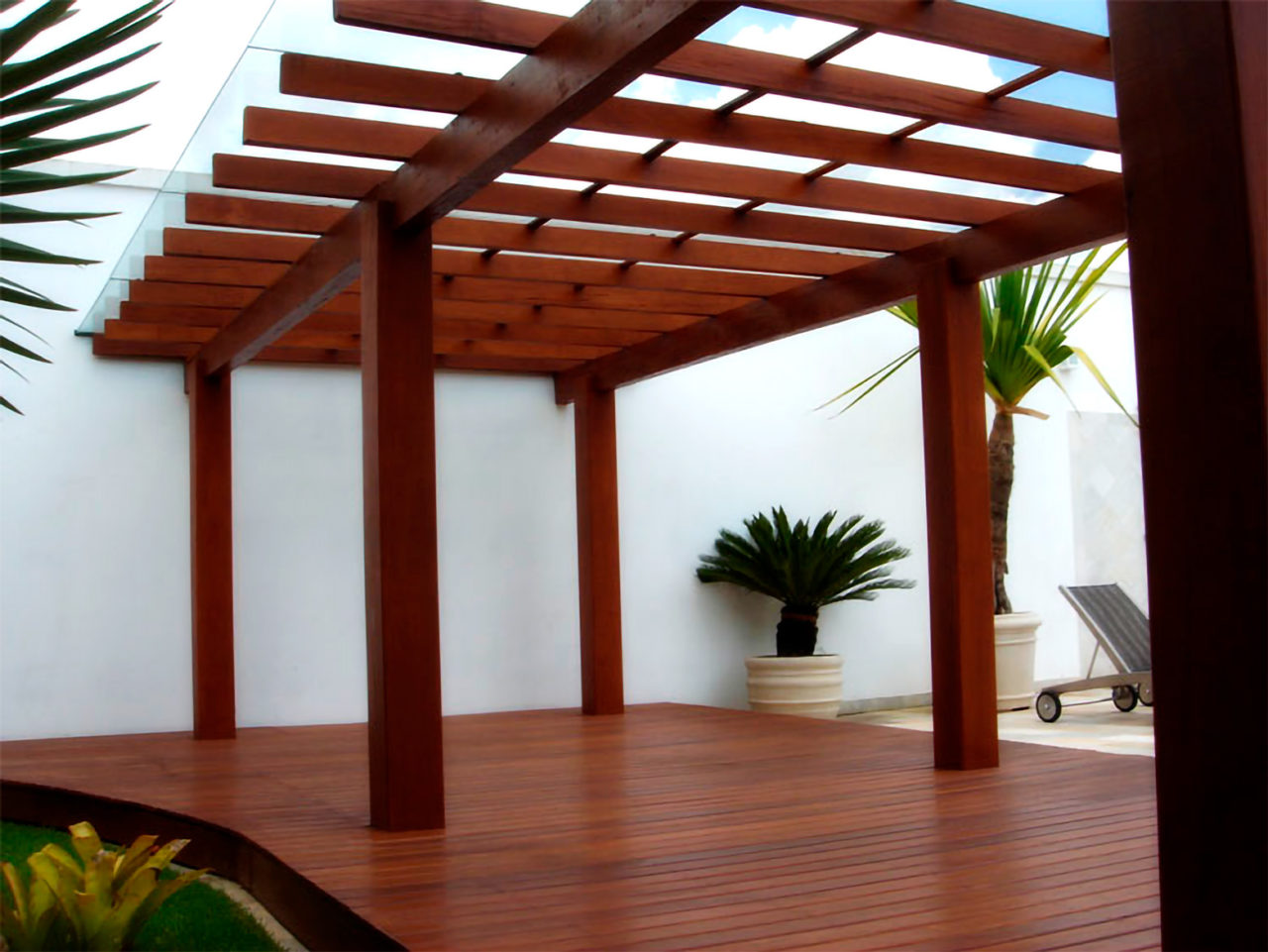Deck de madeira instalado em área externa